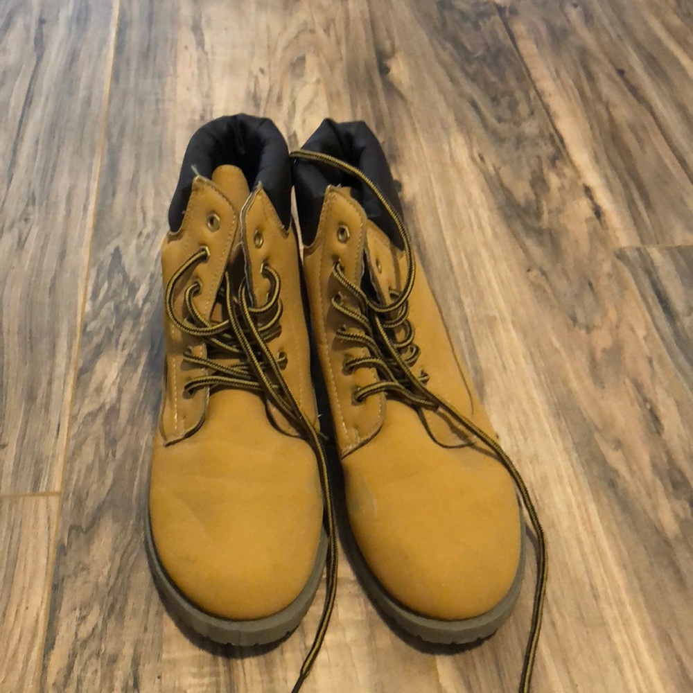 Combat boots (not timbs)